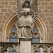 <p>Hrobku střeží andělé </p>